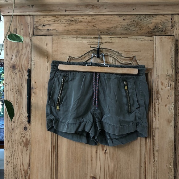 FOREST GREEN SHORTS - Picture 1 of 3